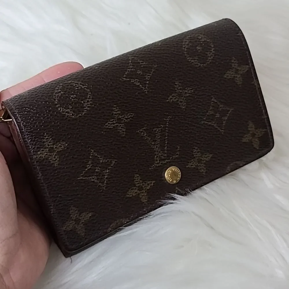 💯 Authentic Louis Vuitton Short Wallet 🍀